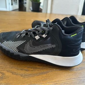 Nike YOUTH Kyrie Size 7Y